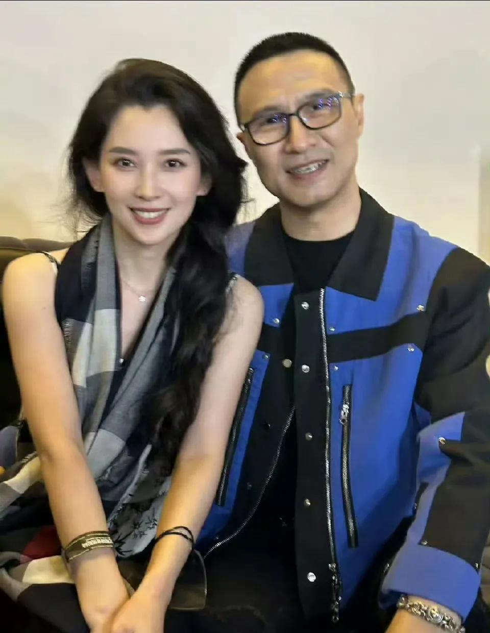 6月22日，汪峰晒照高调发文辟谣了和宁静牵手传闻，同时还晒出了和女友森林北的合照