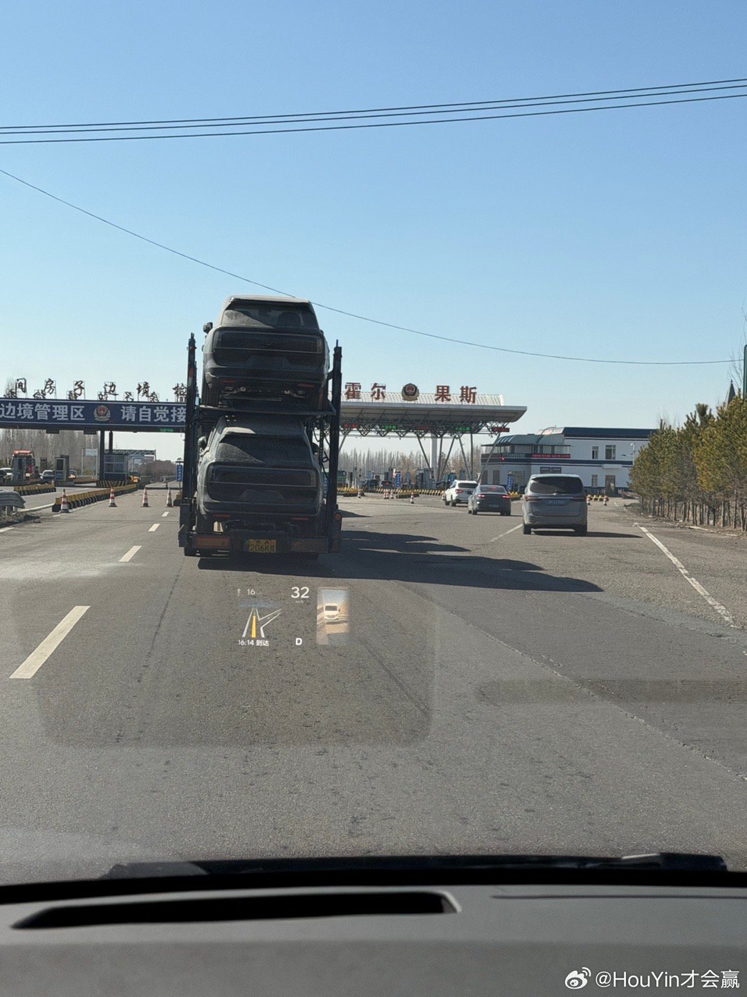 这板车有三台9X去霍尔果斯这是去赚外汇啊不过听说现在出去必须是有公里数的“二手车