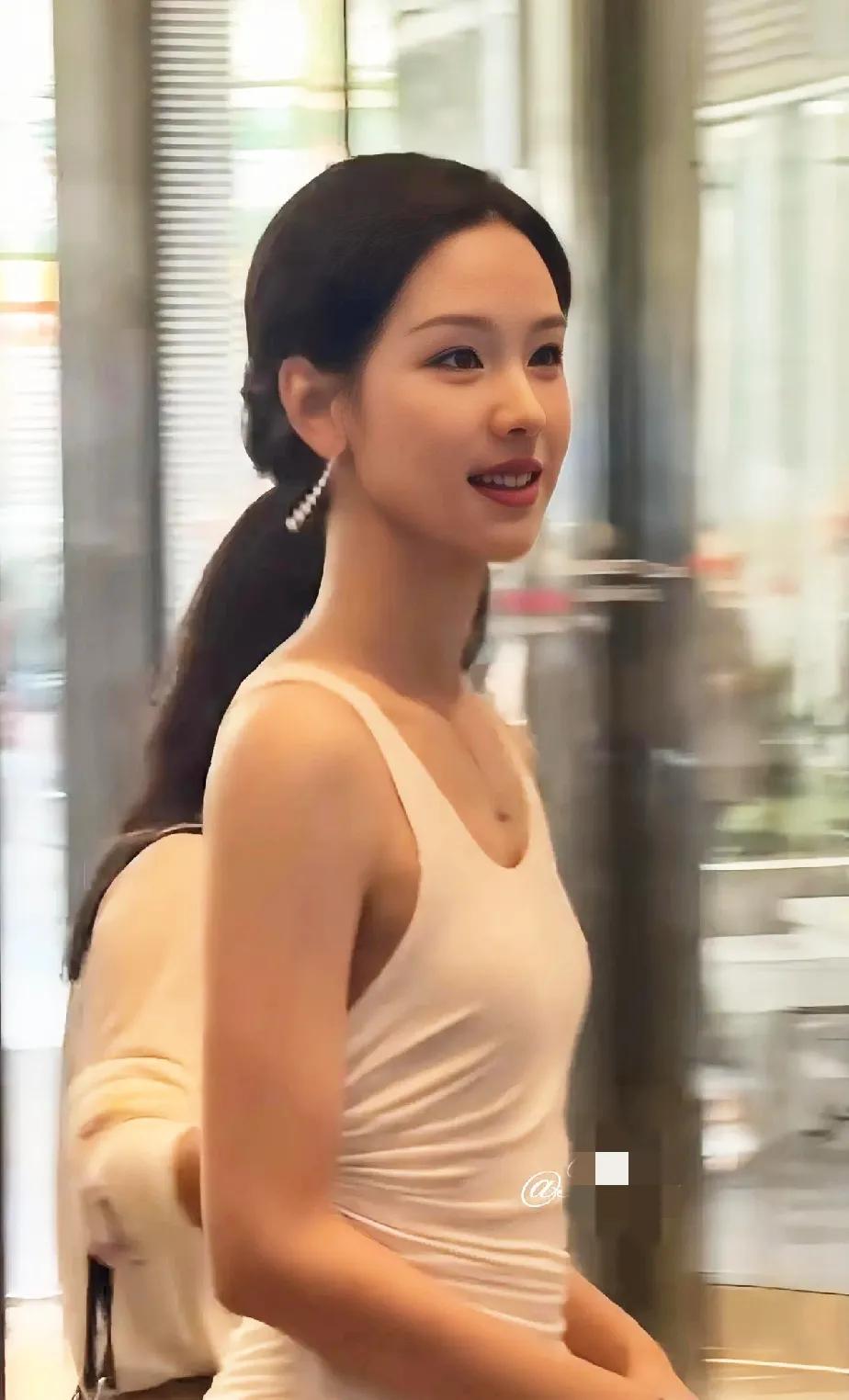 当今内娱颜值天花板！
虽然身材有些看不明白，但是脸漂亮就行了。