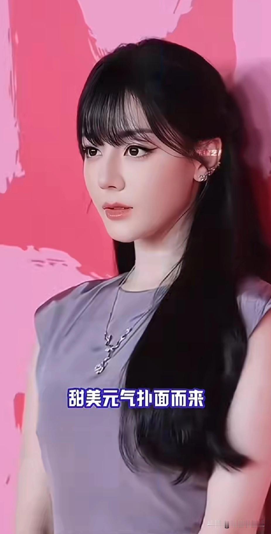 迪丽热巴齐刘海造型撞脸一个人，你们知道是谁吗？同样的惊艳美丽，五官无可挑剔，气质