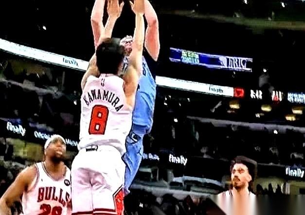 讲真，看到1米72的河村永辉，直愣愣地冲向那个准备隔扣的灰熊大个子时，我脑子里就