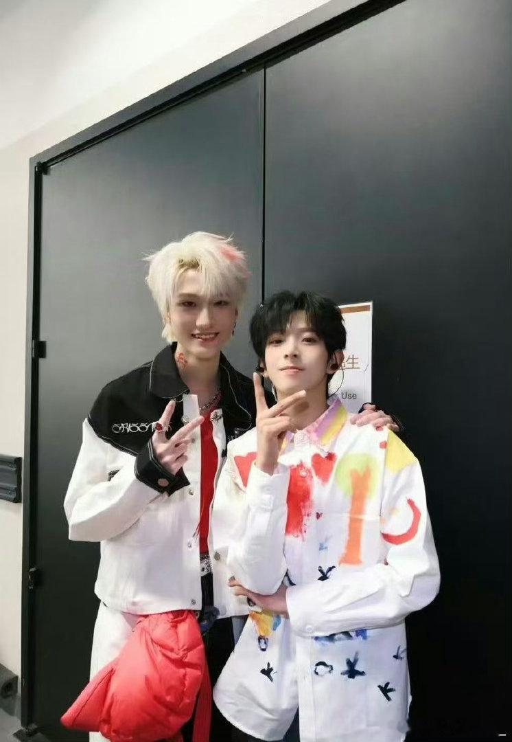 黄朔祝陈浚铭儿童节快乐是那个接到电话会哭的小孩吗 