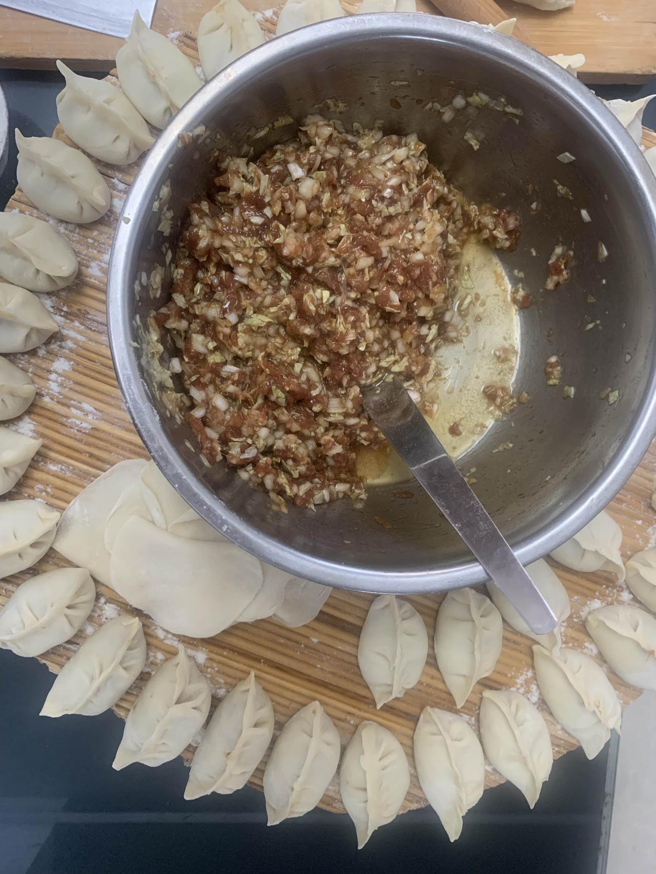 打卡今日晚餐
今天的晚餐简单不？猪肉白菜水饺。
下回你试试：白菜横竖切成小颗粒，