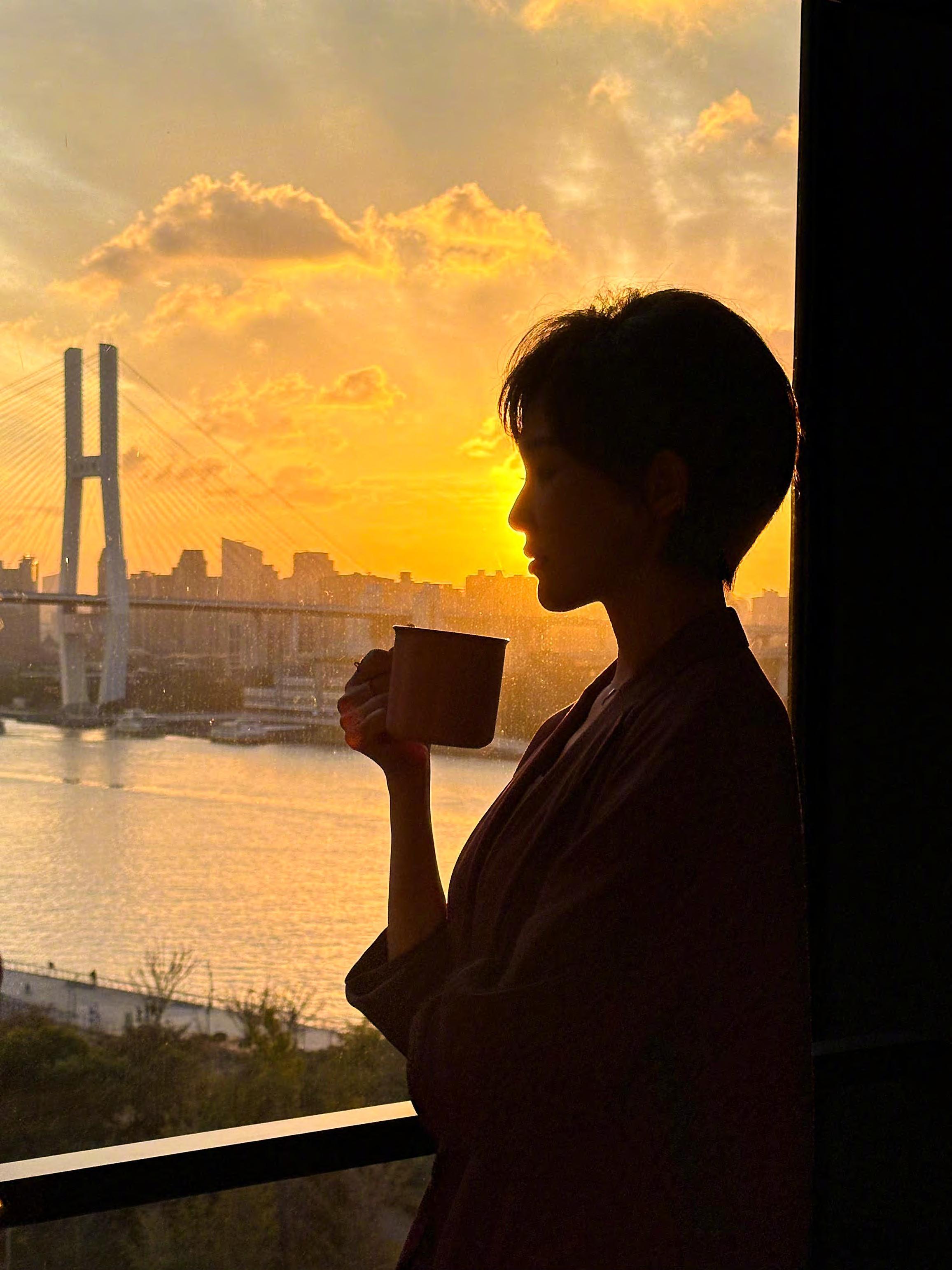 一样是夕阳剪影，唐嫣的气质和身段秒了 ​​​