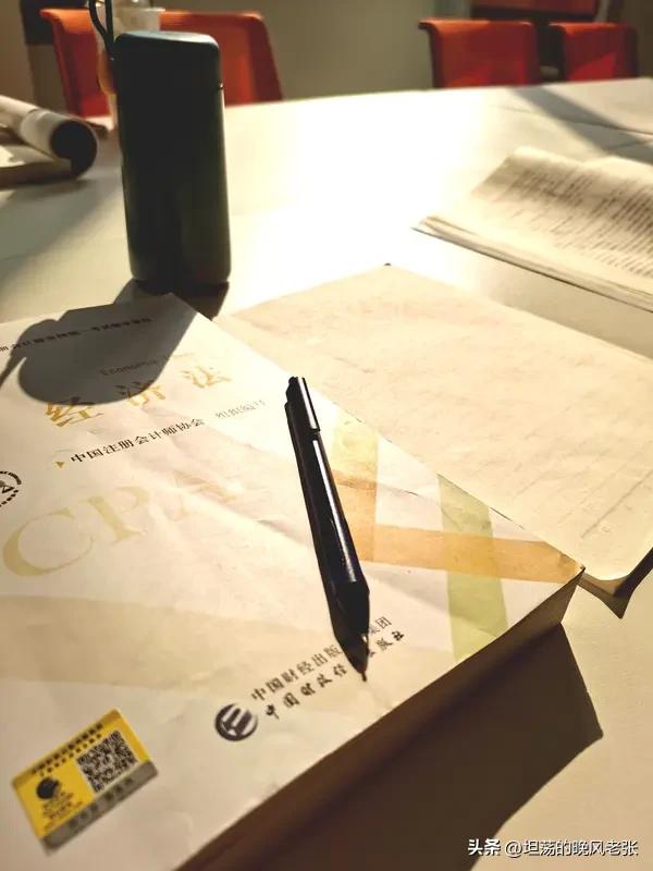吹着电风扇，看着一建考试视频，备考生每到这个时候最难熬！学着学着感觉啥都忘记了，
