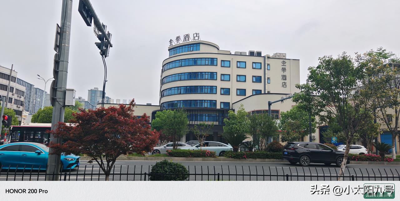这个原来是宁海县最高端宾馆，叫跃龙宾馆，省市来的领导都住在这里，一晃好多年过去，