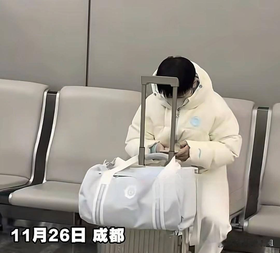 你信吗？这个奶里奶气的女孩居然是世界第一。

只看她这一身打扮有点不像啊。

但