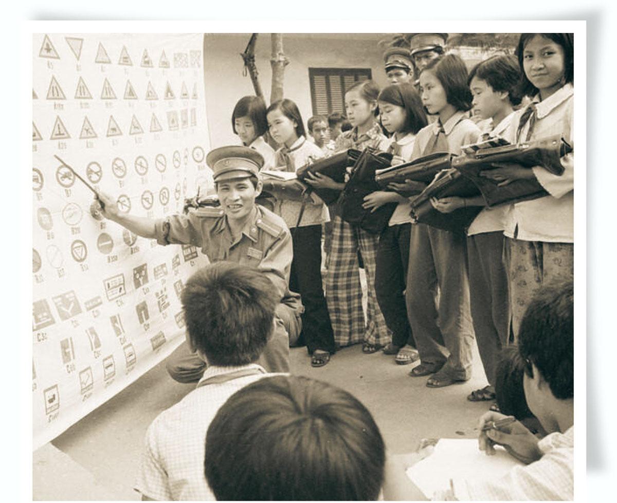 1982年，越南河内巴亭县交警向朱文安小学的学生宣传交通法规。