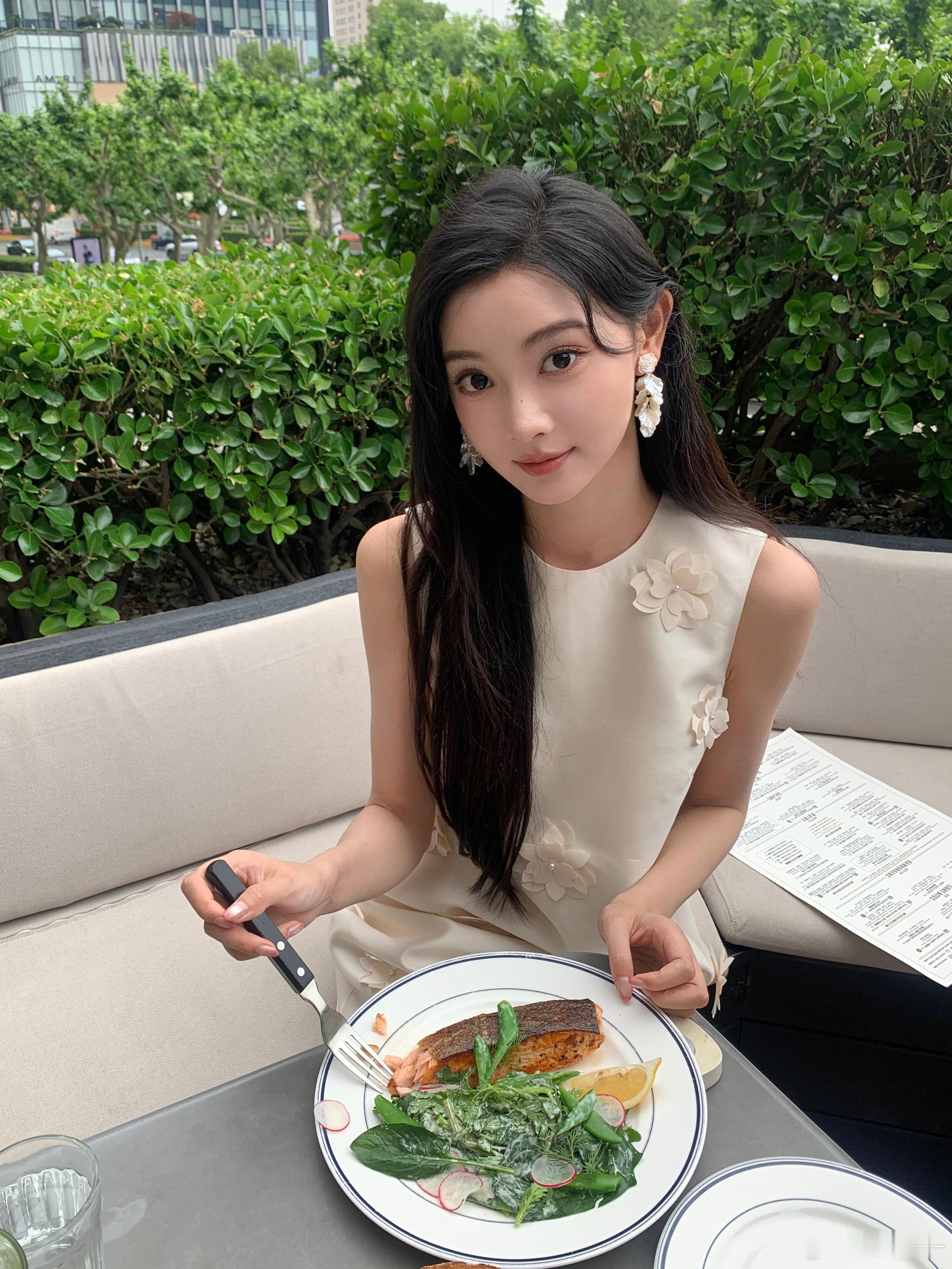 金佳悦[超话] 🍽️请吃饭的漂亮姐姐～ ​​​