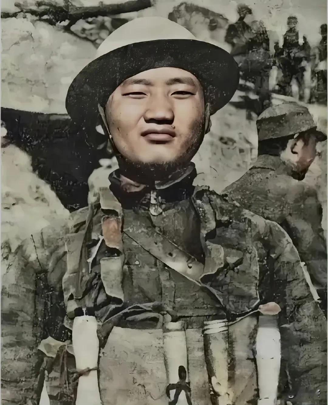 这是一张经修复后手工上色的士兵肖像，拍摄于1938年台儿庄。这位士兵是“敢死队”