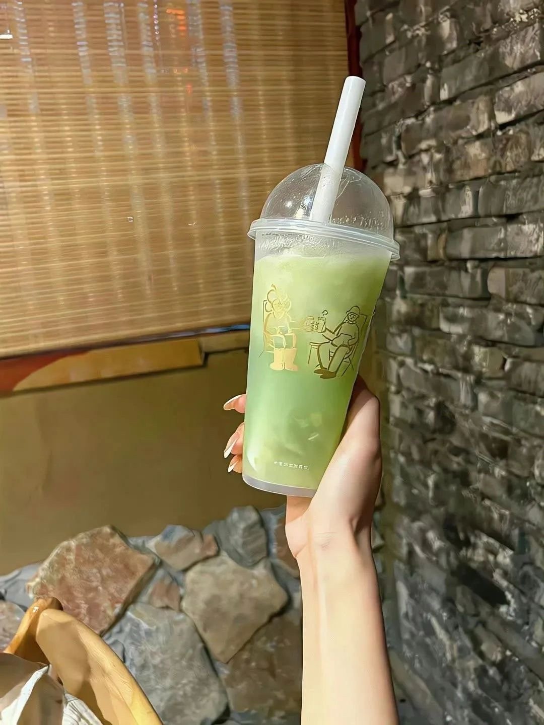 🥤𝙈𝙤𝙢𝙚𝙣𝙩 ◡̈° 人生得意须尽欢，喝完奶茶再搬砖      