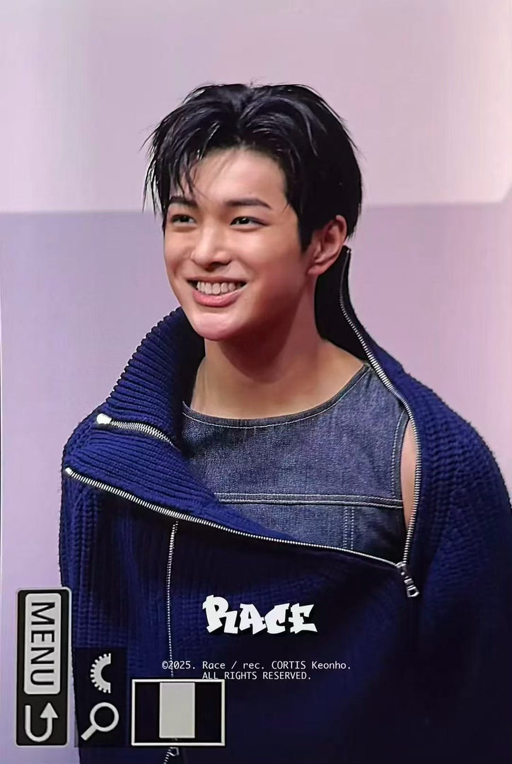 安乾镐爱抠鼻孔爱抠脚的公猪一头 
