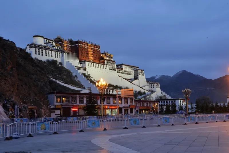 东方红，太阳升，中国出了个毛泽东，

他为人民谋幸福，他是人民的大星！！

中国