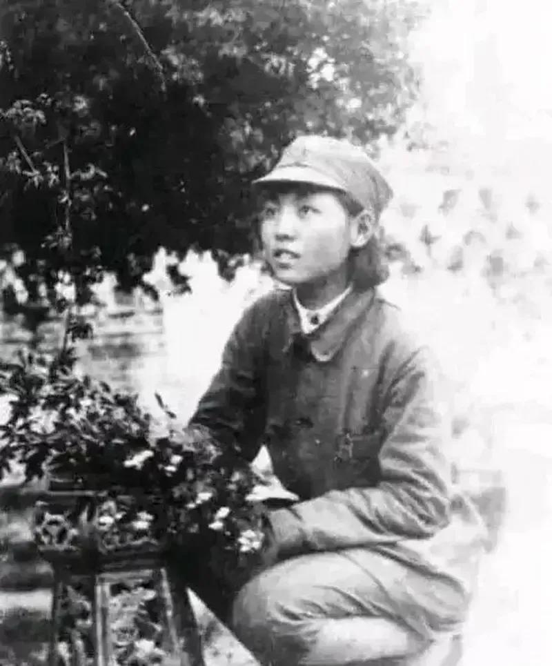 1942年，女战士李喜梅被日军抓捕，饱受酷刑后，日军撕碎她的衣服就要轮番强暴，可