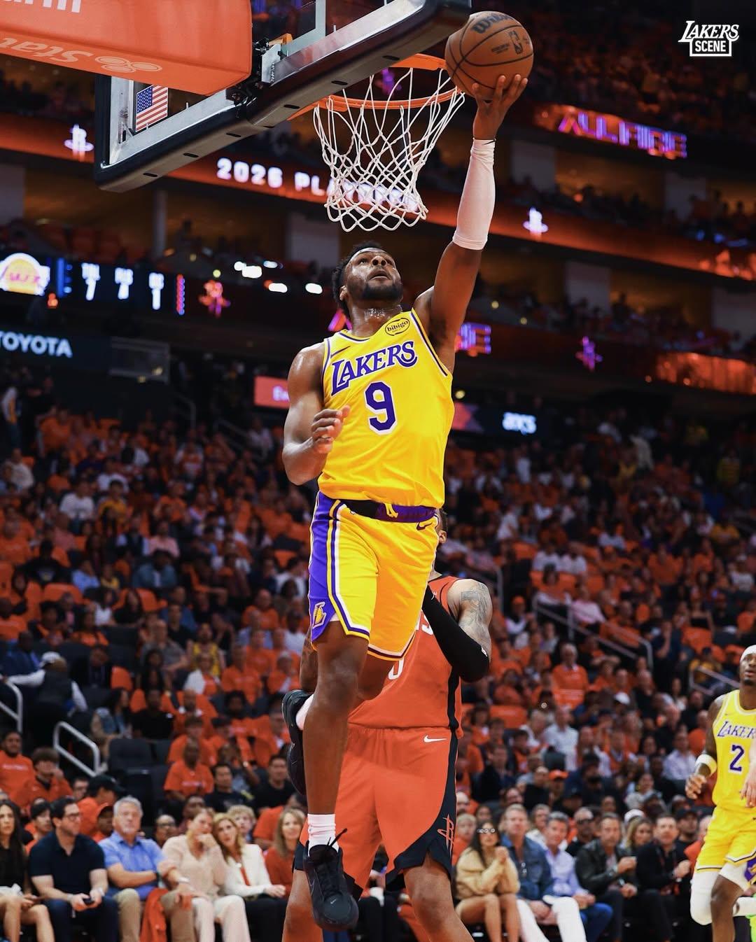 今日NBA季后赛西部首轮G3湖人对阵火箭的比赛正在进行中。

比赛中，勒布朗-詹