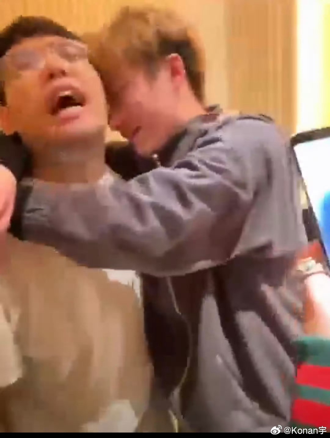 查理斯：王淳煜和徐林森两个人应该都不太能喝酒，徐林森以前是靠他老婆帮他喝，王淳煜