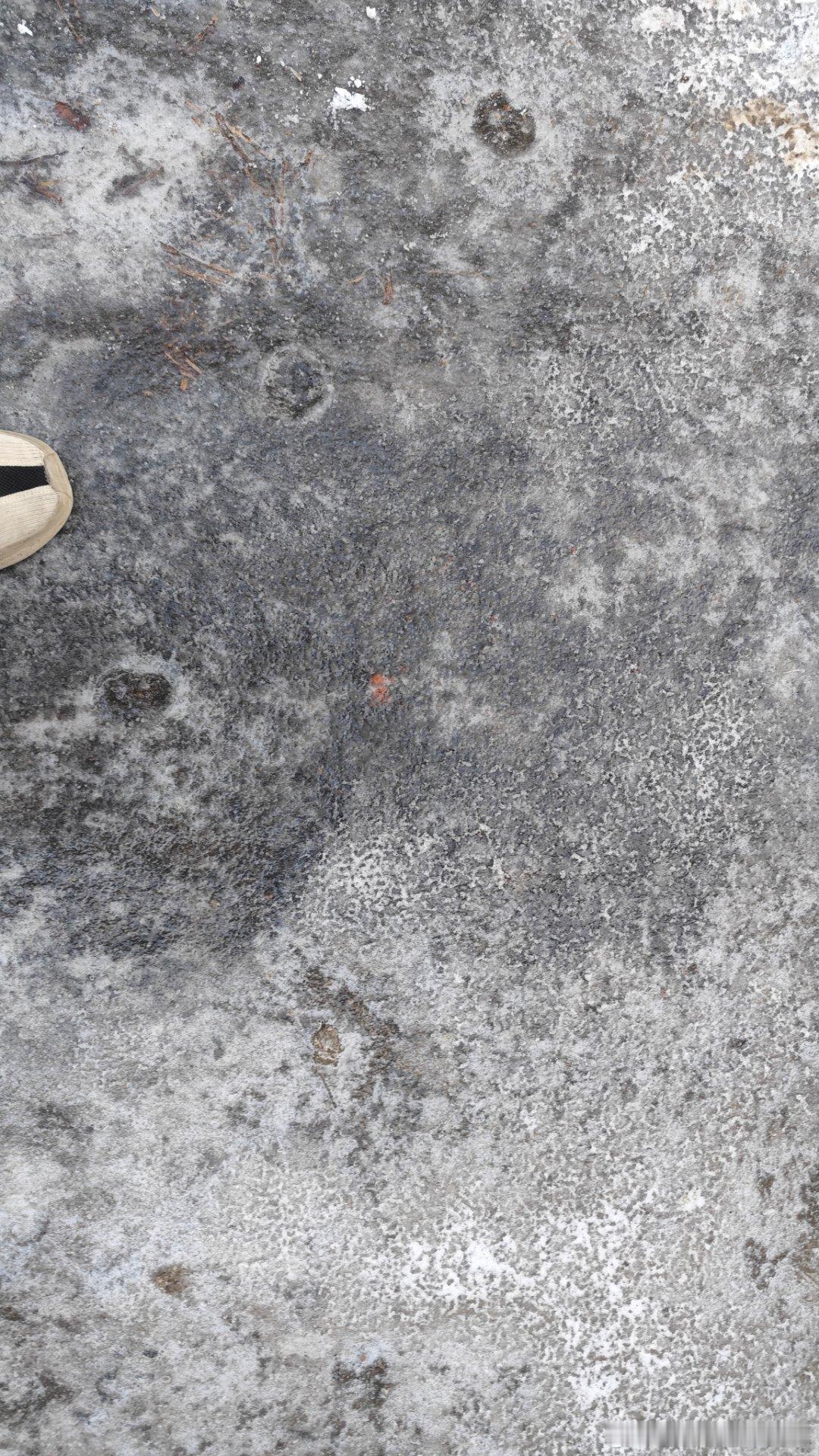 车库门口冻成了个大冰滑梯，我们用开水浇了一下，一壶水就浇开这么一点，有啥好办法能