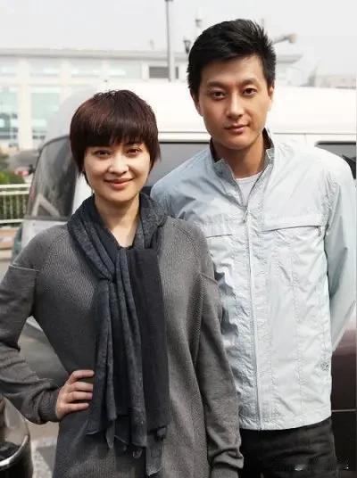 哇，男帅女美，太惊艳了。
年轻时候的梅婷，一头短碎发，戴一条灰色长围巾，气质好美