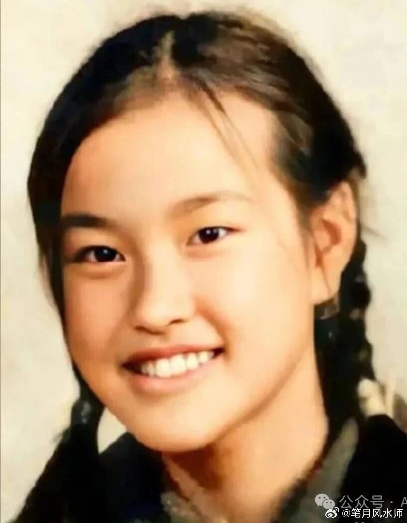 不说你一定会认为这是何润东妹妹。这是少女刘晓庆。 