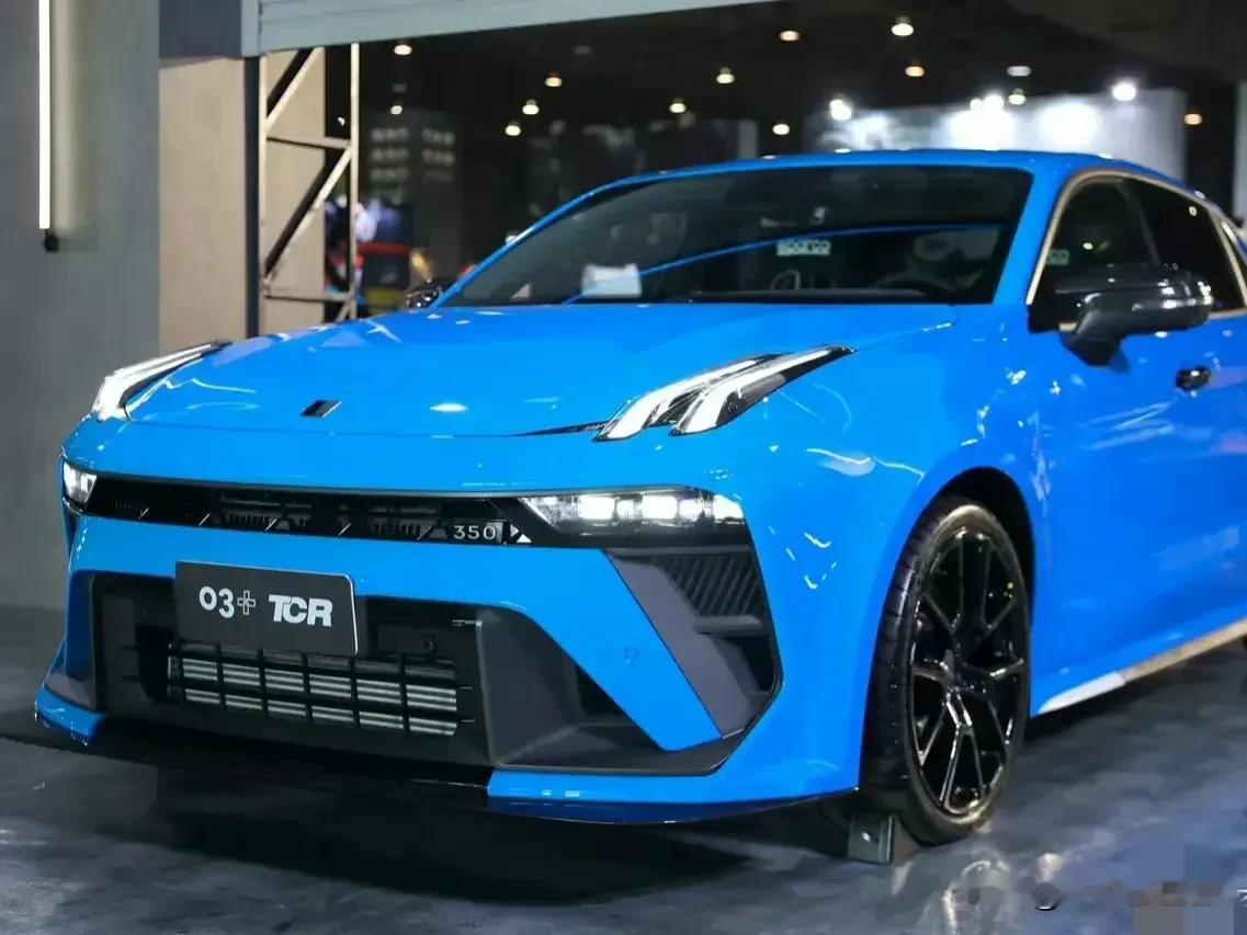 给孩子添两件衣服无一例外，故意买大，又穿在自己身上，美其名曰，想让孩子穿四年，你