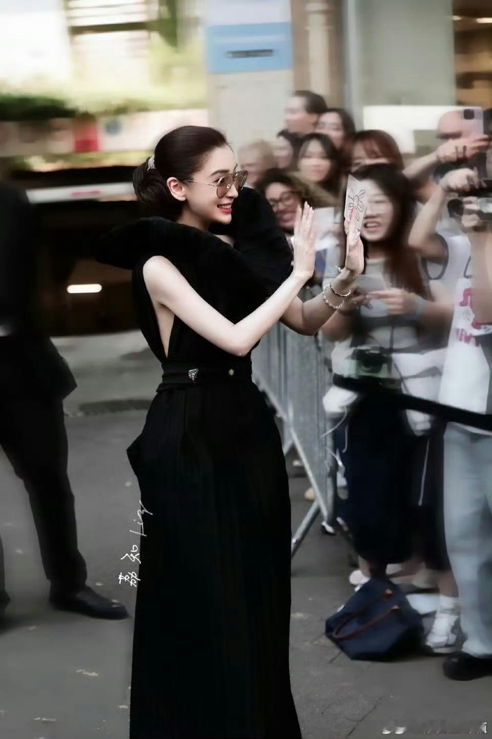 同一位摄影师拍的Angelababy迪丽热巴天塌下来有两位的脸顶着！！！ ​​​
