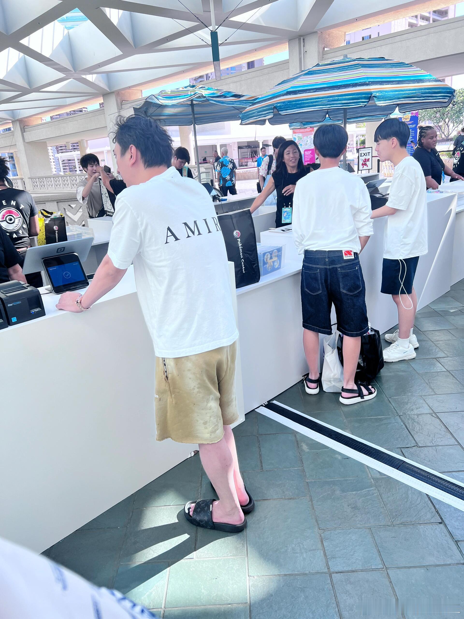 #网友在夏威夷偶遇王思聪##王思聪夏威夷度假# 有网友在夏威夷偶遇王思聪，这次没
