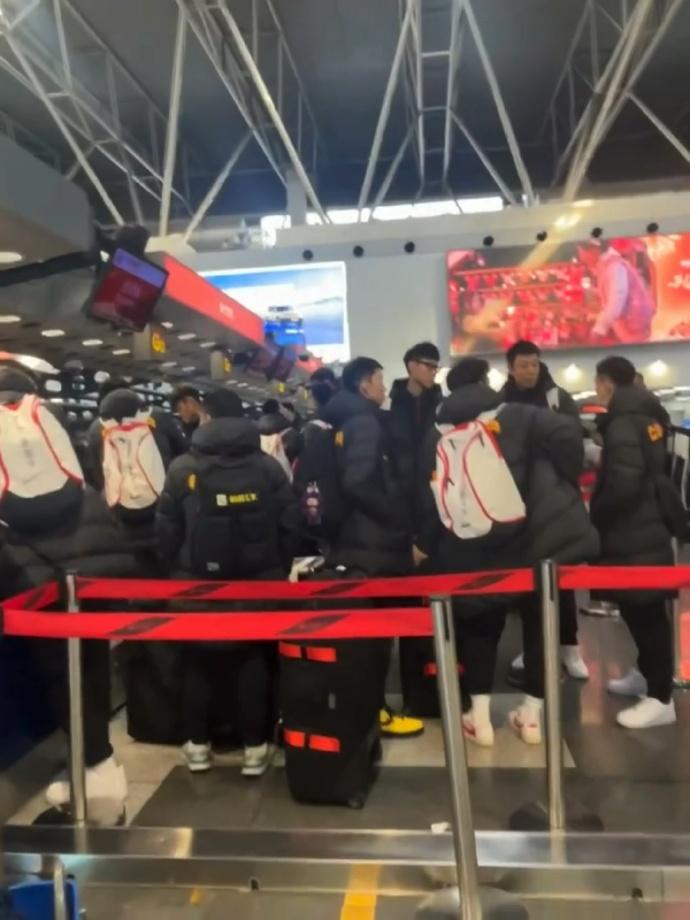 中国男篮正式公布14人名单，后卫线只能用失望透顶来形容。中国篮球之队兑现承诺，按