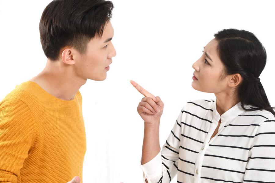 第一：否定对方感受的句式：如“你要真这么想，那我也没办法”或“爱怎么样就怎么样”