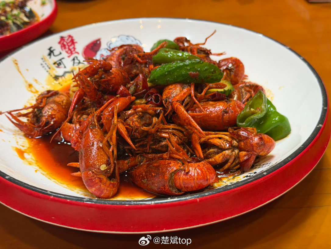 今天七哥请吃小龙虾，东北人狂喜，在我们那边吃的小龙虾都是瘪的不饱满，长沙的还算不