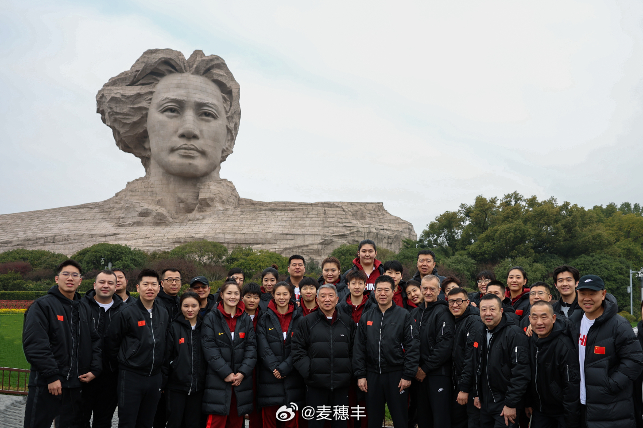 今天上午，中国女篮利用休赛时间赴橘子洲与岳麓书院开展主题参观学习活动，感悟湖湘文