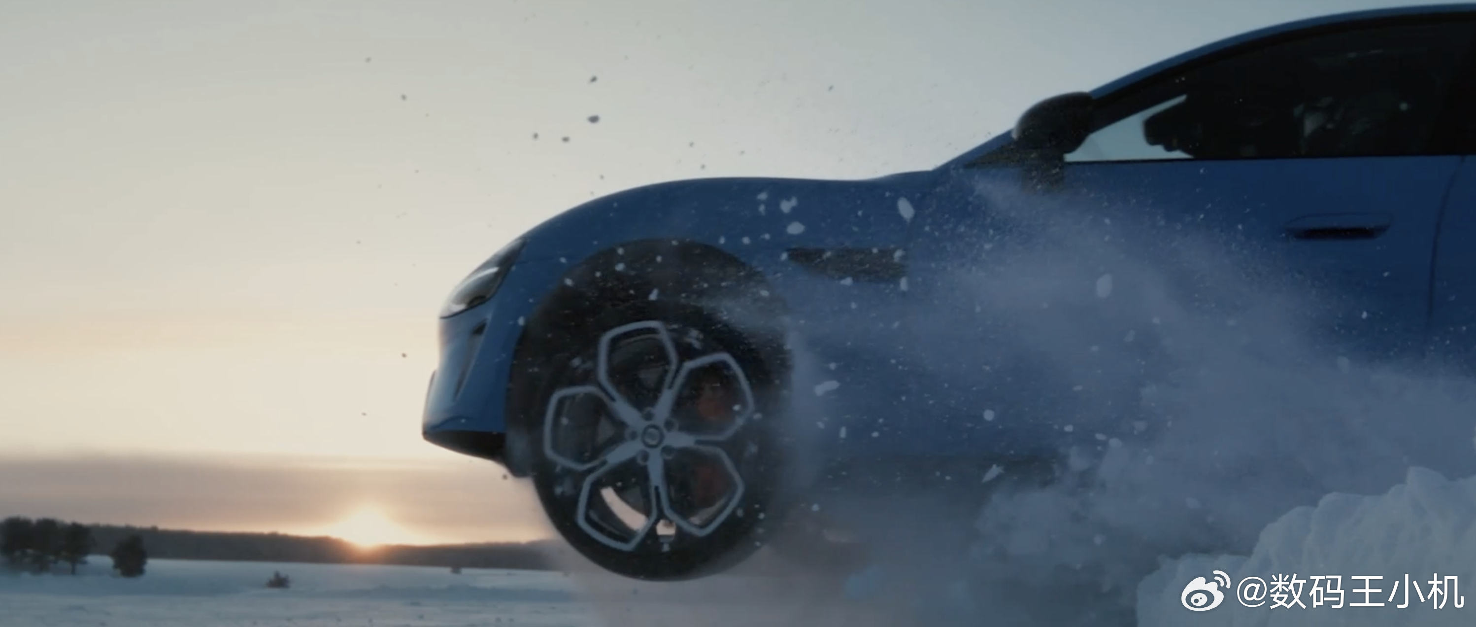 通过测试不难看出，新SU7在低附着力路面展现出了精准稳定的操控表现，无论是冰雪还