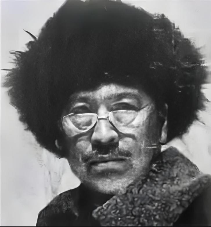 1937年，67岁大地主戴万龄被日军抓住，日军残忍地将铁丝的一头紧紧捆住他两个大