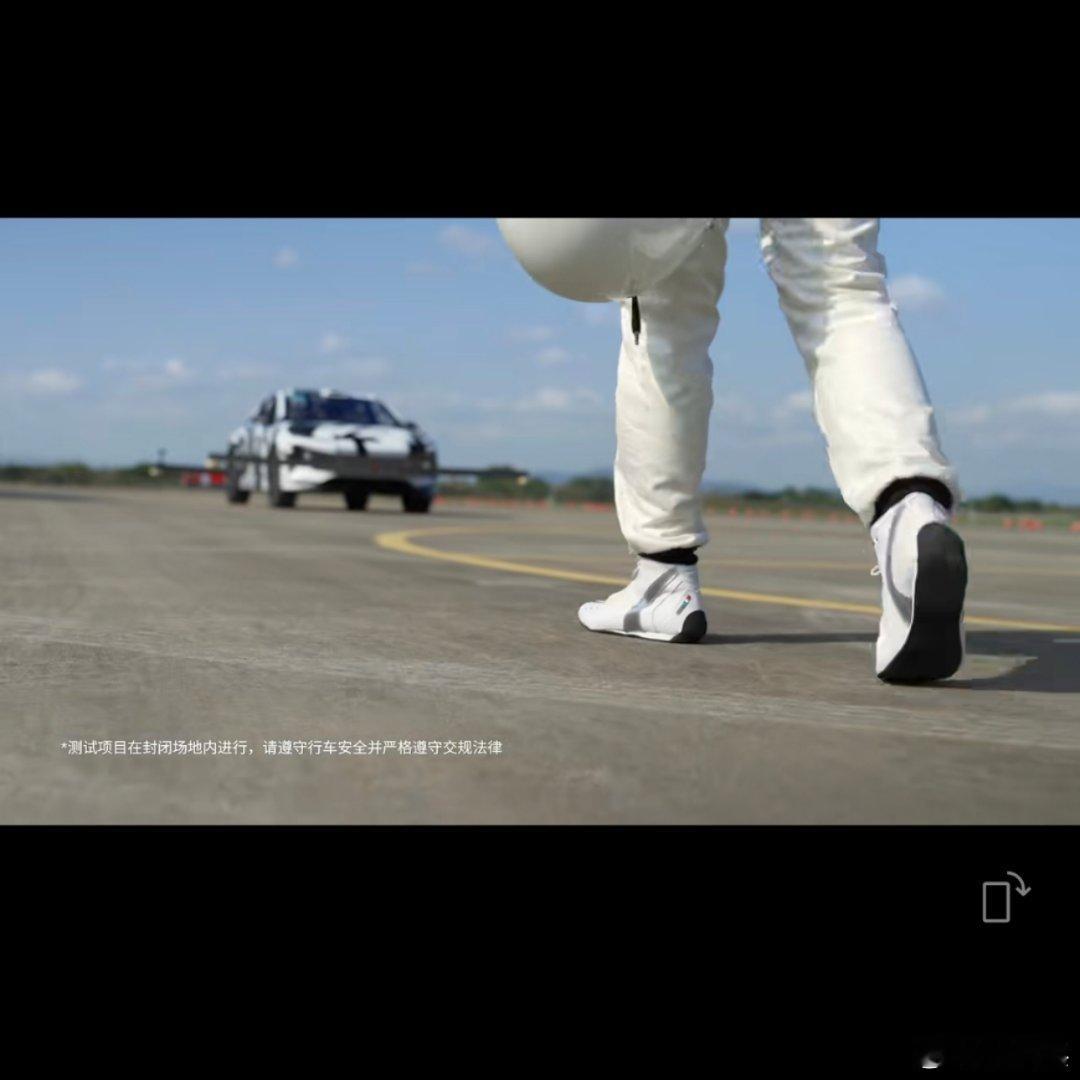 斌哥明天ET9的视频，第一个镜头看到远处ET9左右伸出来个横臂，应该是防止横滚的