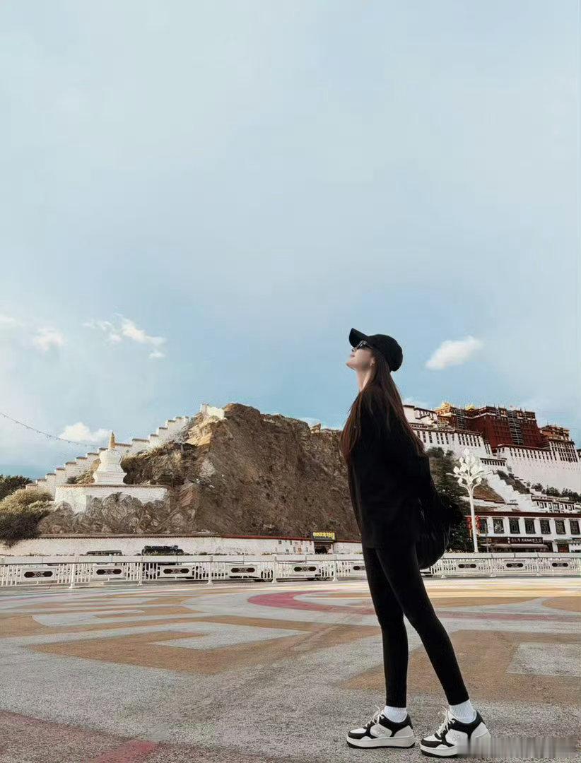 李沁插着鼻氧管自拍李沁西藏游plog 远赴西藏拥抱蓝天湖泊，受高原反应困扰吸氧休