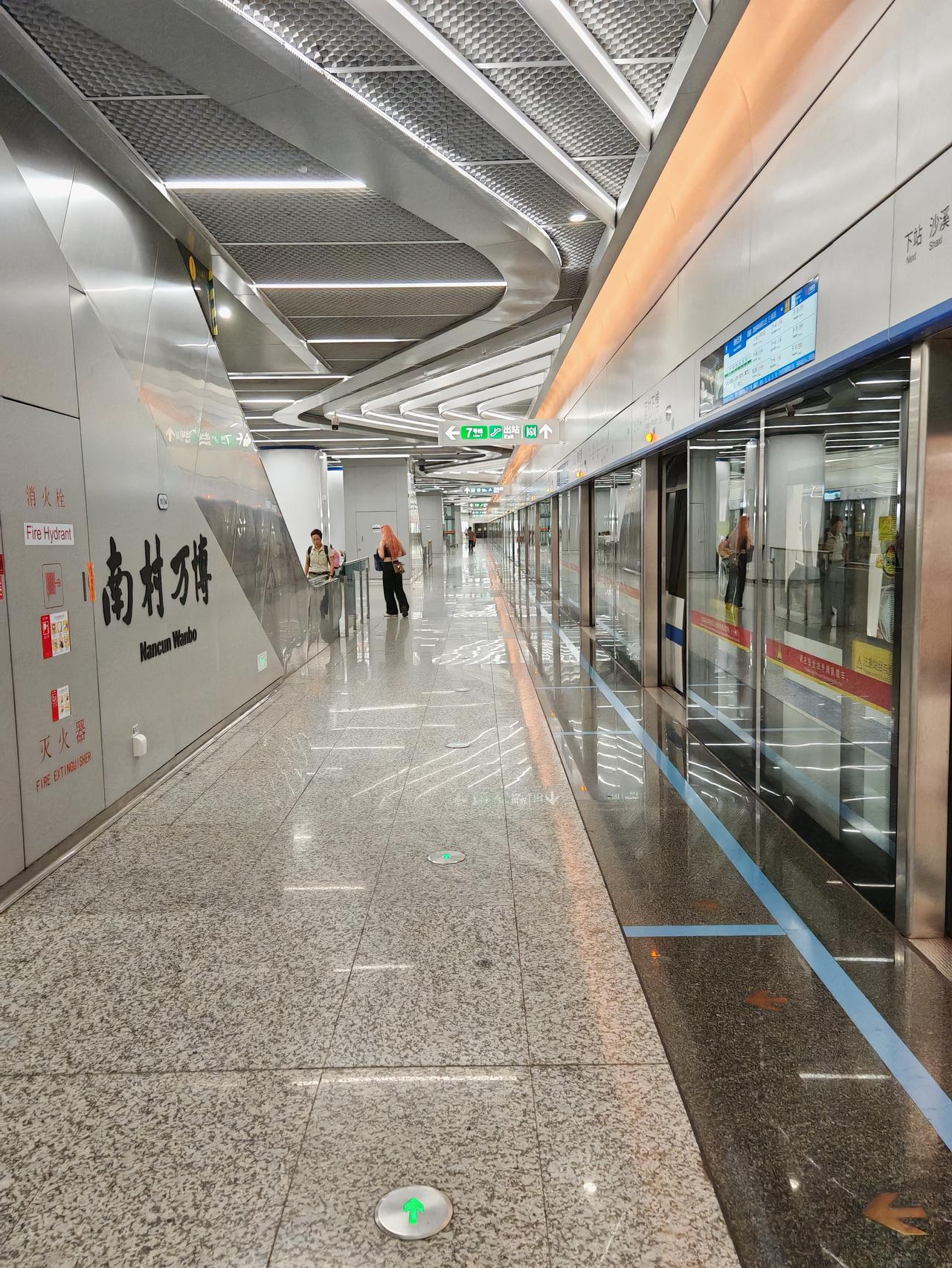 体验广州最快地铁18号线，车厢比其他线路宽，座位有长条的，也有单个并排的，真心不