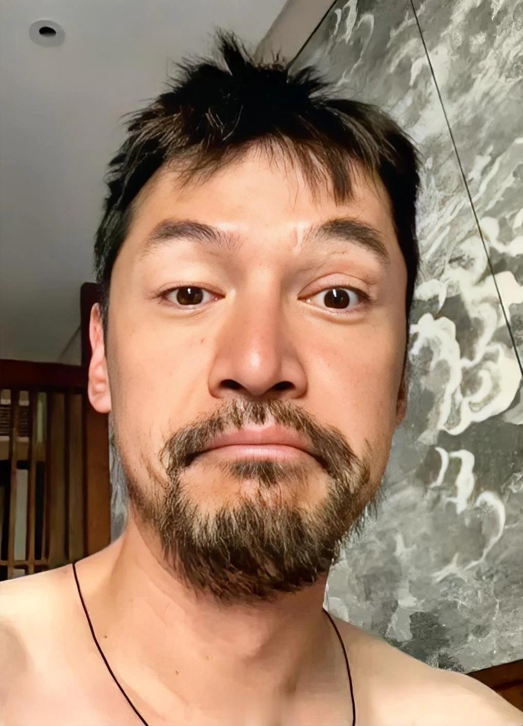 胡歌，让人心疼，抑郁了吗？
他是生什么病了?
今天凌晨，胡歌不穿上衣发了张胡子拉