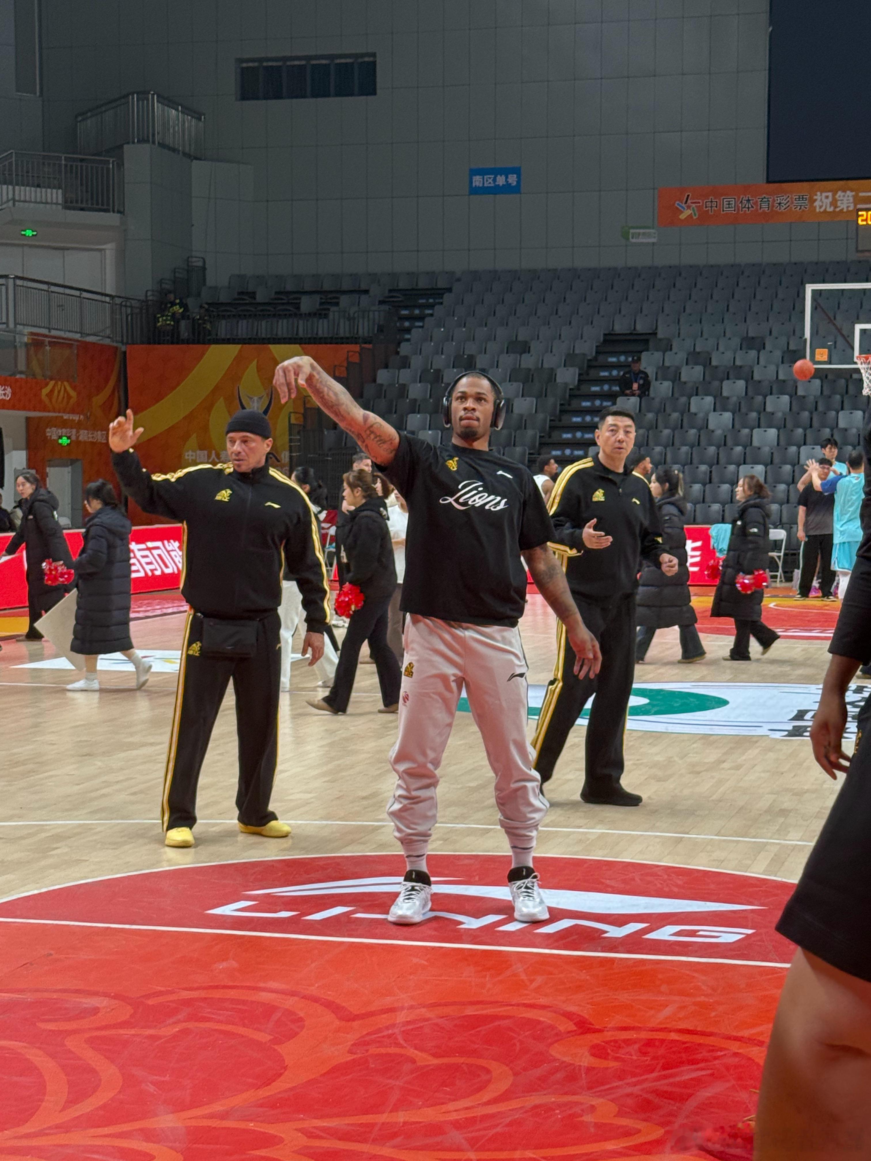 广厦的新外援塔克，今晚看看实力如何 