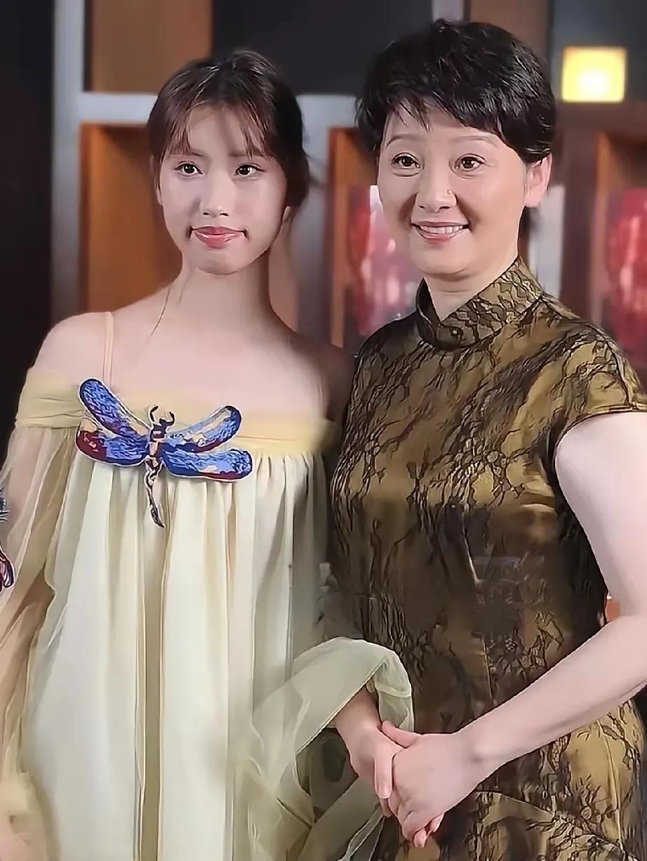 徐朵  长得像冯小刚吗？徐朵是徐帆和冯小刚收养的女儿。他俩为啥收养女儿？徐帆为啥