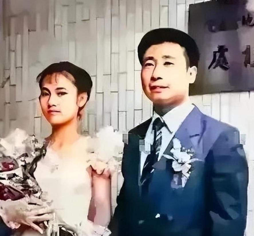 1983年，曾从大陆叛逃到台湾的飞行员王学成结婚了，婚礼上，王学成笑得非常开心，