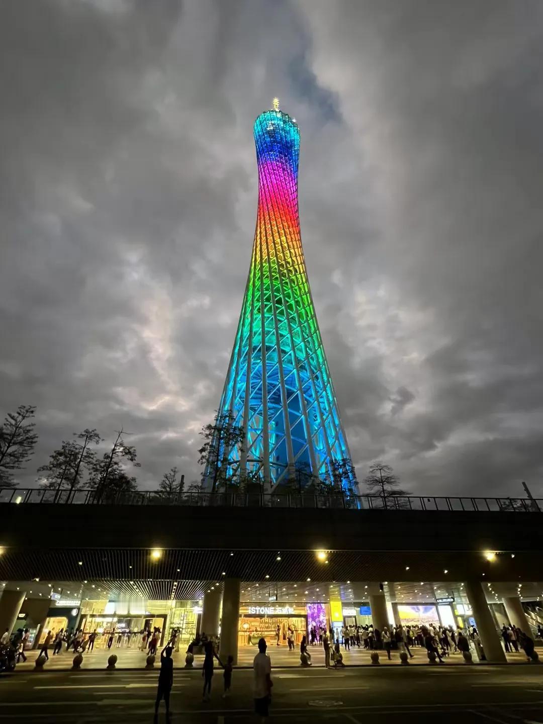 求下联：？
             美酒难消世间愁

广州塔（小蛮腰）夜景美轮