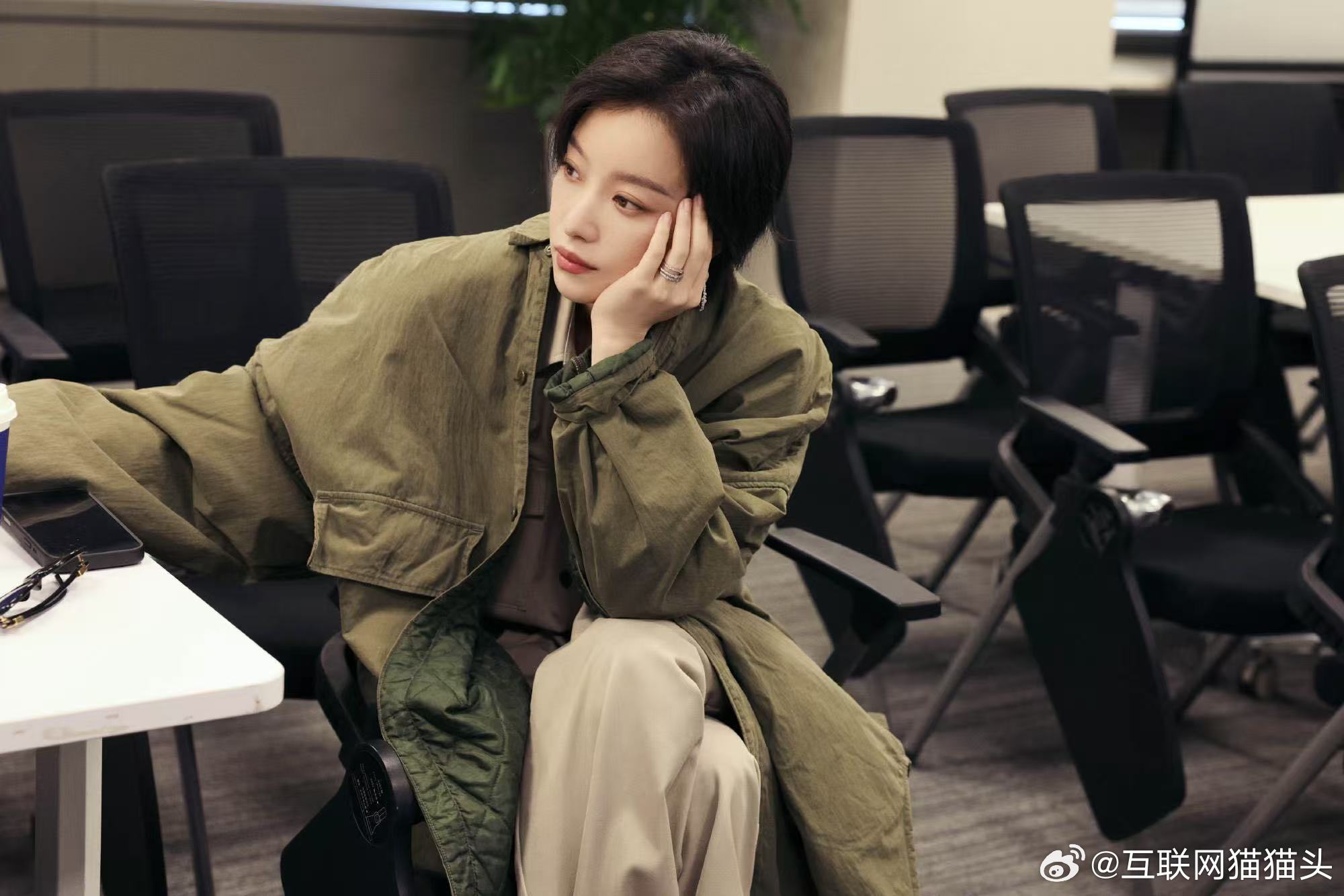 倪妮 真诚是最大的必杀技《隐身的名字》追剧团名场面！倪妮主动让娜一说完提问，郑重