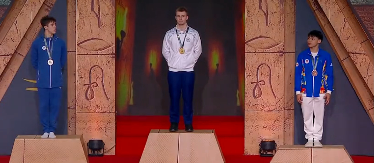 此处缺一个穿白衣服白裤子的人 