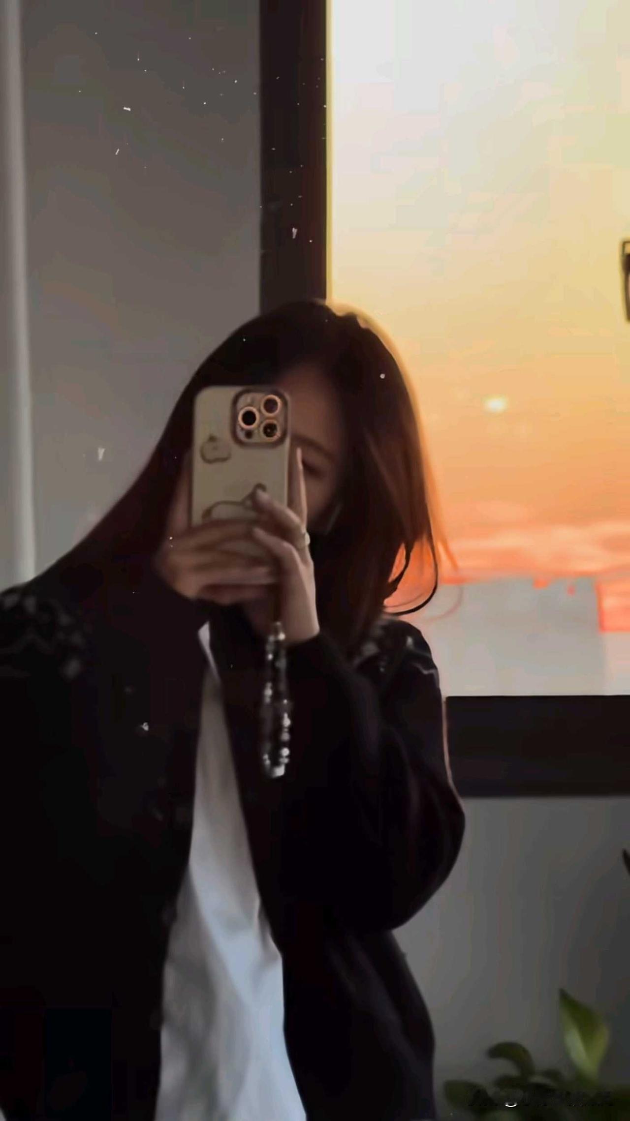 下班回到家，推开门的瞬间，所有的疲惫都变得不那么重要了…