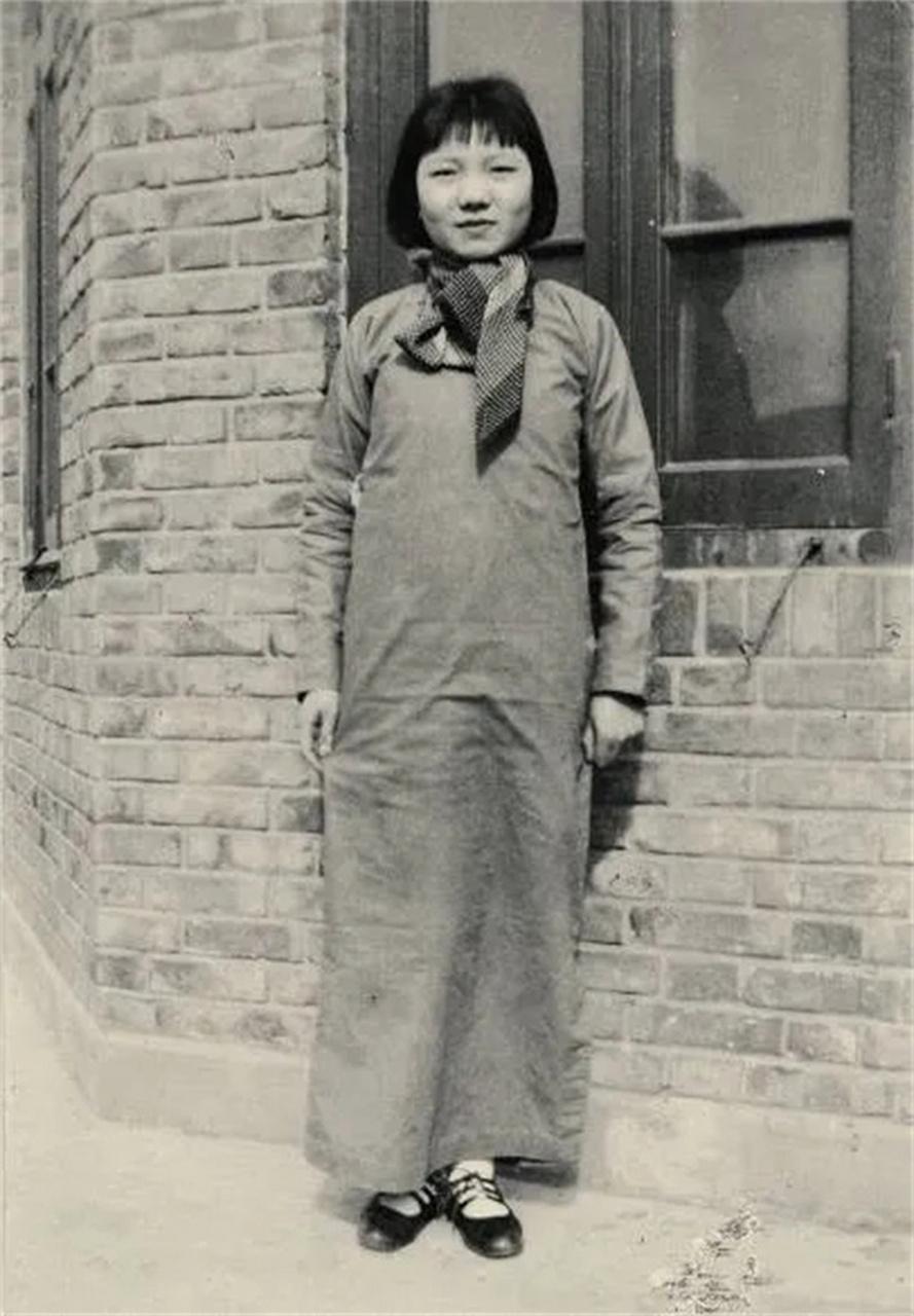 1929年，18岁的丫鬟来凤在厨房偷偷生下孩子，被老妈子发现状告给当家主母，主母