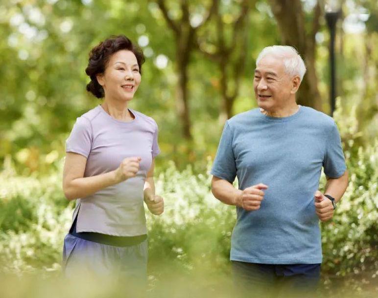 68岁大伯癌症去世，饮食清淡爱下棋，医生叹息：只因早起爱做3事

