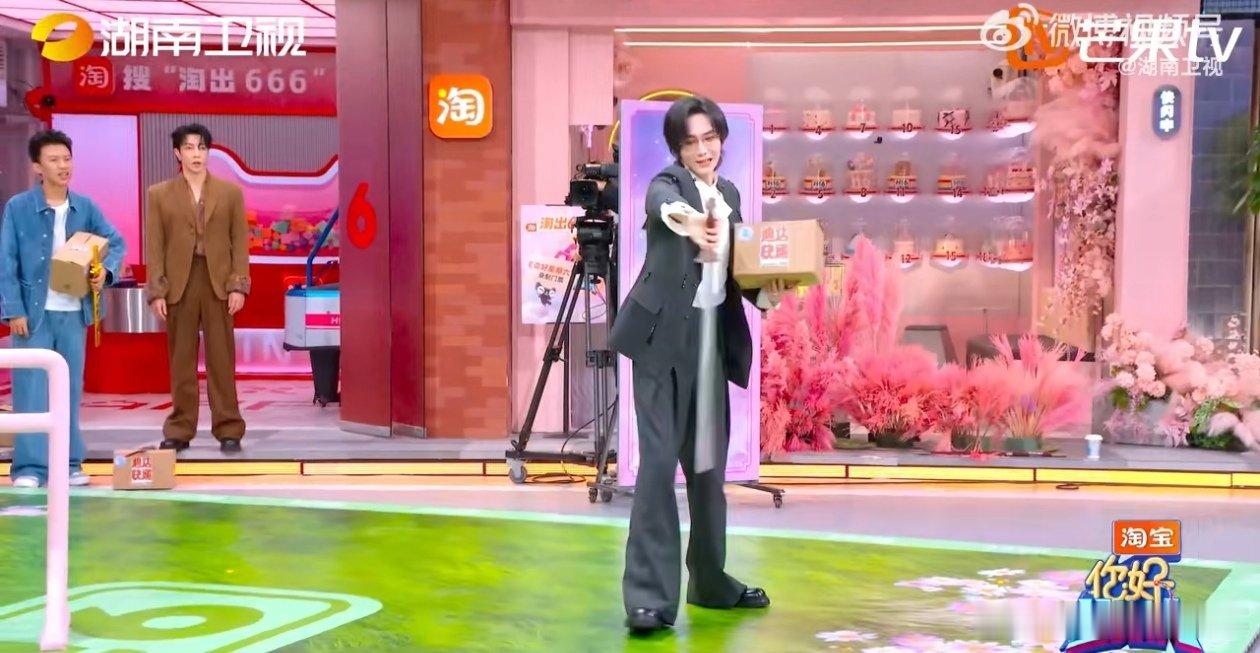 汪铎送谭松韵古风小生的抱枕你好星期六 节目现场超有趣！汪铎精心准备给谭松韵送礼，