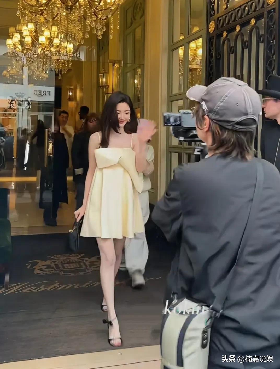 章若楠现身巴黎时装周看秀，这穿搭真的很有港风大美人那味道，造型师得加鸡腿了。
她