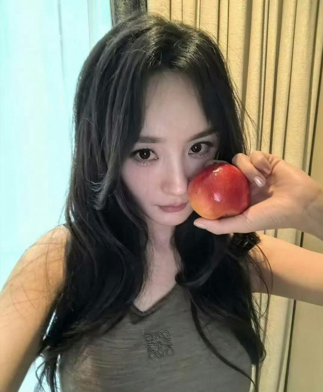 杨幂自己也没想到随手在ins发的一张苹果自拍会爆火吧 