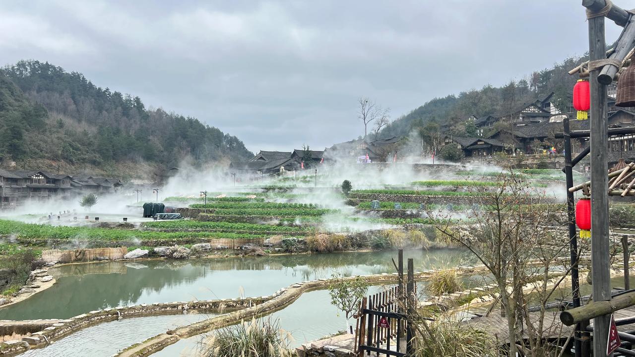 遵义乌江寨国际度假村，景区保留了部分苗族古寨的传统建筑，民居依山傍水，建筑经工匠