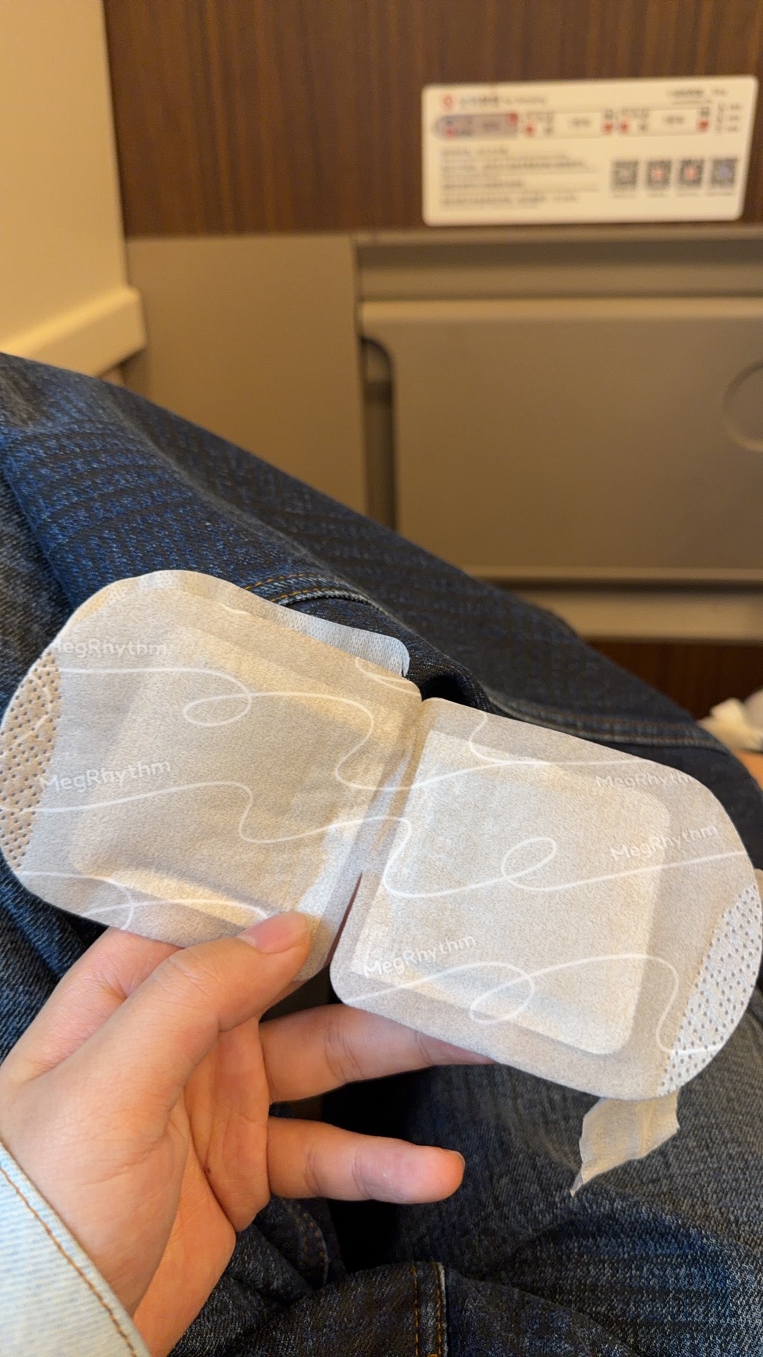 睡觉睡一半，旁边刷新了一个小朋友。倒不是很吵，小朋友的画册一直在发声，导致我满脑